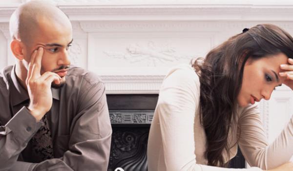 KADINLAR DEER GRMEK VE SEVLMEK STYOR    Kadnlar en ok kendilerine deer verildiini, beenildiklerini, dinlenip anlaldklarn ve sevildiklerini grmek istiyor. Kadn erkein yaad zorluu anlamasn ve empati yapmasn beklerken erkek hzl zm nerilerinde bulunmay yeterli grp &#8220;problem zen tamirci&#8221; rolne brnyor. Kadnlar ise duyduklar zm nerilerinden ok duyulduklarn fark etmeyi, yaadklar zorluklarn anlaldn hissetmeyi arzuluyor.