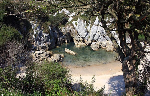 Gulpiyuri plajnn zellii sahilden 100 metre uzakta, bir ayrn ortasnda bulunmas.
