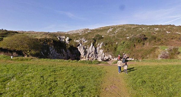 Denizden karann i ksmna doru yryenler yeilliklerin arasnda mavi sularla karlayor.