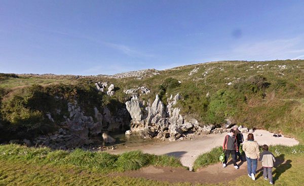 Milyonlarca yl boyunca kayalarn altndan tneller aan deniz sular  ayrn ortasnda havuz benzeri bir su birikintisi oluturmu.