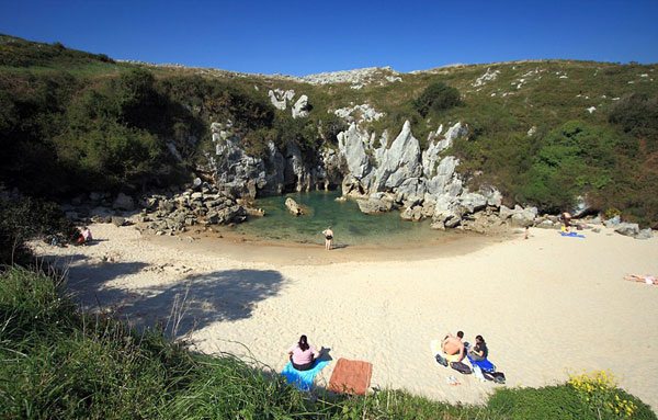 spanya&#8217;nn kuzeyindeki Lianes ehrine gelenler dnyann en ilgin plajyla karlayor. Gulpiyuri plaj kydan 100 metre ieride bir ayrn ortasnda bulunuyor.