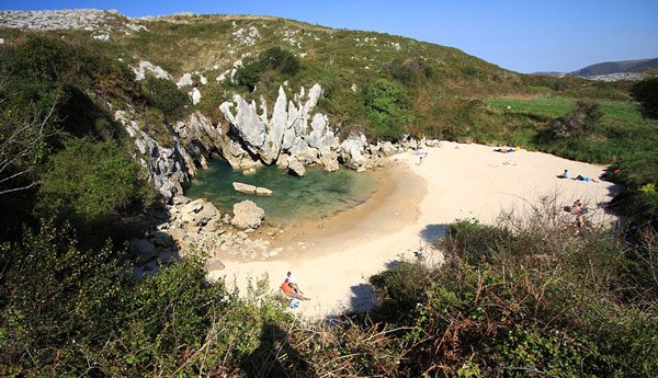 spanya&#8217;ya gelen turistler dnyann en ilgin plajn ziyaret etmeden lkeden ayrlmyor.