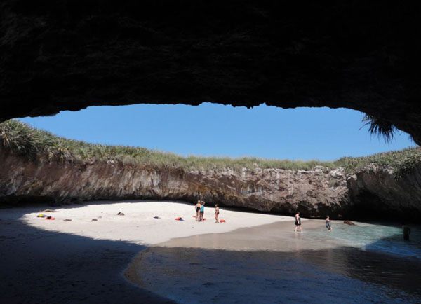 Sular tpk bir kristal kadar temiz olan bu Plaj Puerto Vallarta Marieta Adalar denilen Meksika'ya yaplan bir blgede yer alyor