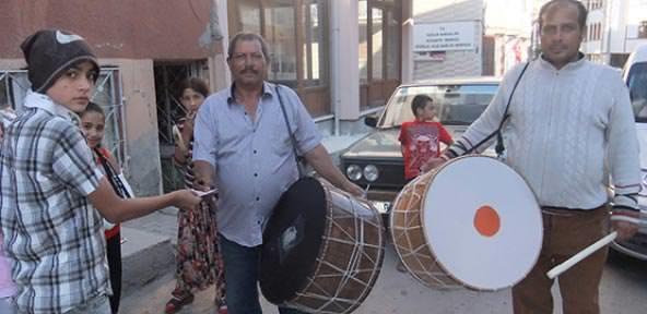 skilip belediyesi davulcularn bahi toplamasn ve atlan paray azlarna almalarn yasaklad.