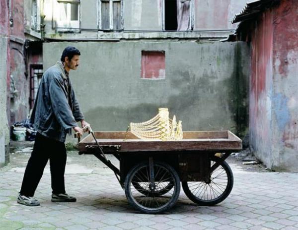 stanbul'da eskicilerin sat yapmas yasakland. (1943)