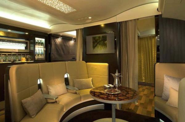 Yatak odasndan oturma odasna bir koridorla gei salanyor...