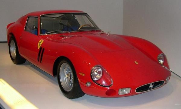 1962 Ferrari 250 LM:  Toplamda 32 tane �retilmi� olan bu otomobil, GT yar�� arabas� olarak �retilmi�tir. Koleksiyoncular�n g�zdesi olan otomobilin de�eri yakla��k 7 milyon dolard�r.