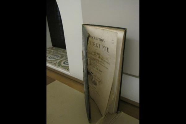 Arivlerin durumuyla ilgili iddialar saray yetkililerine de sorduk, fakat onlarn anlattklar da arivlerde bir eyin deimediini ortaya koyuyor. Sarayn, ilk avlusundaki Darphane-i Amire binasnn, ktphaneyi de iine alan aratrma laboratuvar yaplacana dair iyi niyetli bir fikir var, fakat ortada somut bir adm yok.