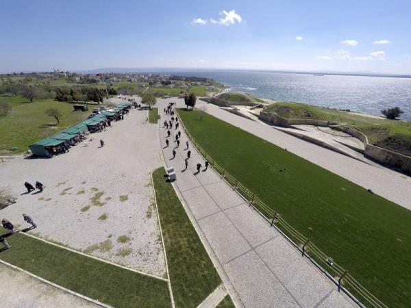 Grntlerde otobslerle blgeye gelen ziyaretilerin Kilitbahir Ky, Kilitbahir Kalesi, Namazgah Tabyas, Mecidiye Tabyas ve ehitlii ile Seyid Onba Ant'n da gezerek, rehberlerden bilgi ald grlyor.