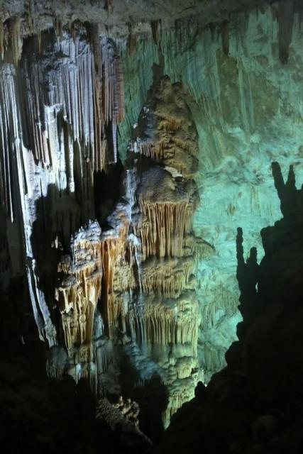 Mersin'in Aydnck lesi'nde, 15 yl nce bir oban tarafndan kefedilen ve 'Yeraltndaki Pamukkale' diye anlan Aynalgl Maaras'na son yllarda ziyareti akn yaanyor.