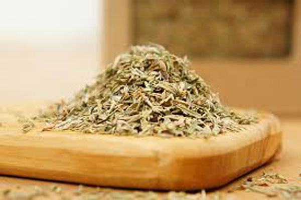 Kekik etin, zgara balklarn, domatesli, zeytinli ve peynirli salatalarn, salata soslarnn olmazsa olmazlarndandr.