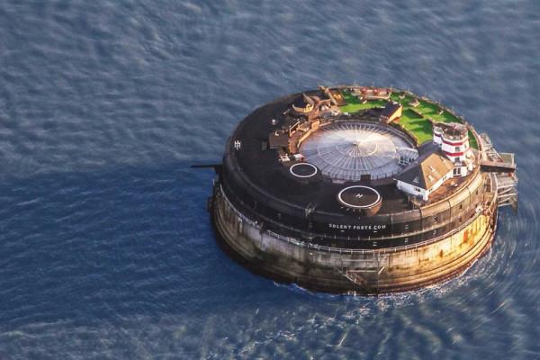 Spitbank Fort, ngiltere'de nce sava zamannda askerlerce kullanlan imdi de lks bir tatile hizmet eden muhteem bir adack