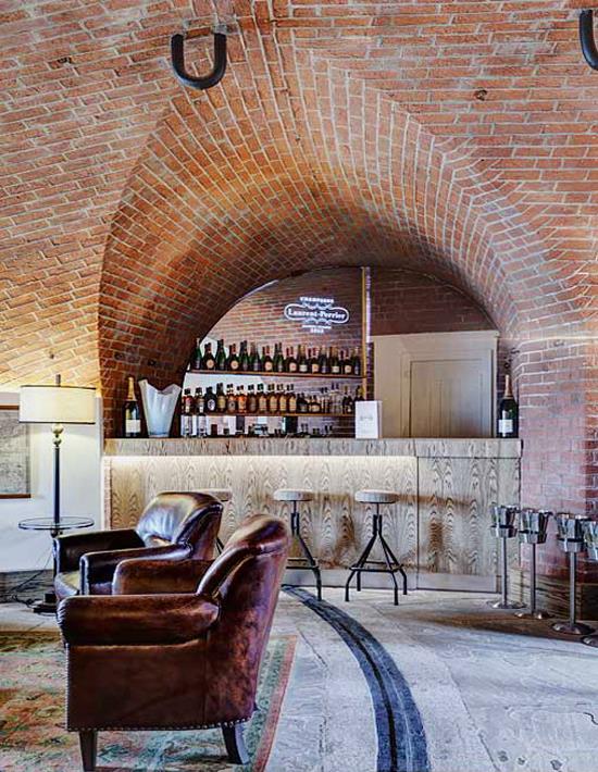 Spitbank Fort'un genel mdr Mark Watts, nmzdeki yl iin 4 dn organizasyonu rezervasyonu aldklarn belirterek iftlerin balaynda romantizmi bu adada yakaladklarn sylyor.