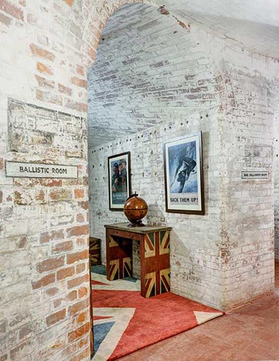 Zamannda 150 askerin hamaklarda uyuduu ve imdi 18 kiiye kadar grup rezervasyonu alabilen adada lksn snr yok.