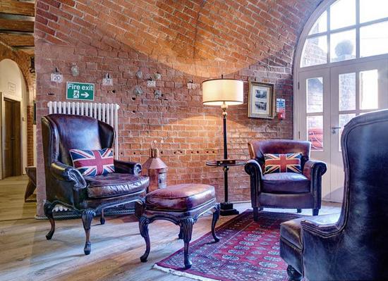 En son James Bond filmi Skyfall'un oyuncular ve set ekibinin kald Spitbank Fort imdi gecesi 560 dolara tatilde lks ve macera tutkunu olanlara hizmet veriyor.