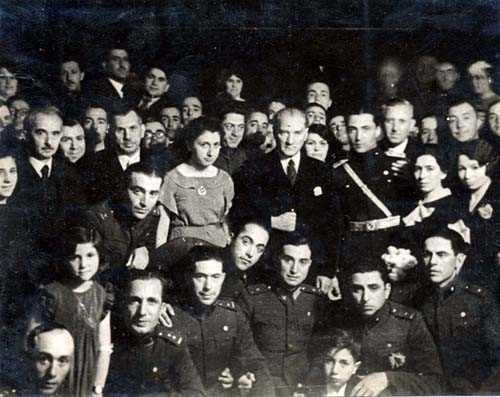 Mustafa Kemal Atatrk'n smet nn ile birlikte askeri okul talebeleri ve genlerle beraber ektirdikleri fotoraf.