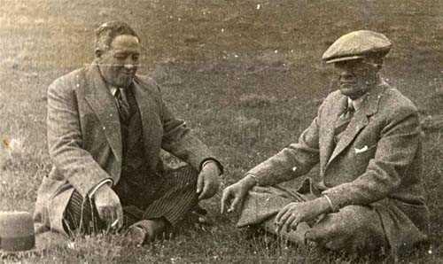 Atatrk, askeri manevra esnasnda askerleri izliyor.