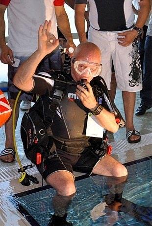 Emekli SAT komandosu, judo, su alt, parat, jmnastik, halter ve yuzme ampiyonu Namk Ekin, 24 saatte 34 bin 800 metreden fazla su alt yz yaparak, Guinness dnya rekorunu krd.