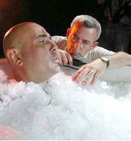 Milli maraton yzcs Mehmet Gedik, -9 derecede buz dolu bir kuvette 51 dakika kalarak Guinness Rekorlar Kitab&#8217;na girmeye hak kazand