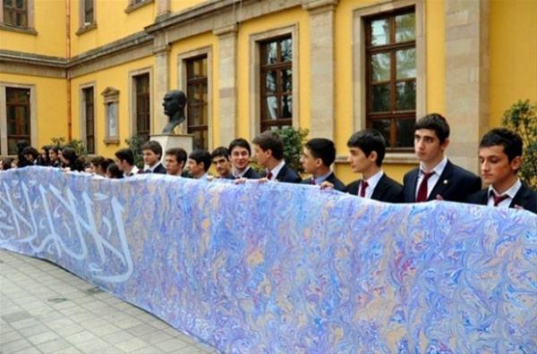 Trabzon&#8217;da bir resim retmeni ile 100 rencisi tarafndan yaplan &#8220;Dnyann En Byk Ebrusu&#8221; rekoru Guinness Rekorlar Kitab&#8217;na girdi.