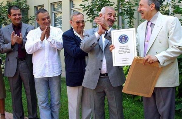 Trk sinemasnn emektar senaristlerinden Safa nal, filme ekilmi 395 senaryosuyla bir dnya rekoruna imza att. nal&#8217;n rekoru Guinness Rekorlar Kitab tarafndan tescil edildi.