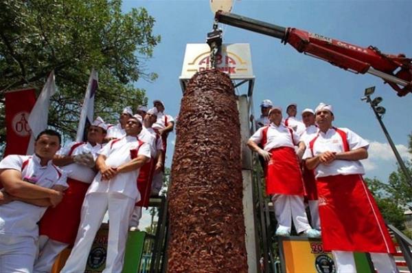 Ankara&#8217;da zel olarak hazrlanan ve 5 metre yksekliindeki ocaa taklan bin 198 kilogram dner, Guinness Rekorlar Kitab&#8217;na girdi.