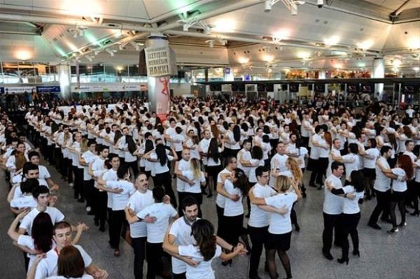 Danskeyfi Akademilerinin dzenledii rekor denemesinde 5 dakika boyunca hatasz ve senkronize olarak en kalabalk Bachata Dans yapan 198 ift danslaryla Guinness'e girdi.