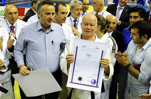 Yine Namk Ekin, 24 saat boyunca tatamiden ayrlmadan yapt 4 bin 627 judo teklii at ile Guinness Rekorlar Kitab&#8217;na girdi.