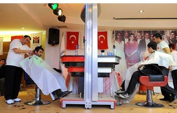 Erkek kuafr Ercan Buyruk, bir gnde 360 kiiyi tra ederek Guinness'e girdi.