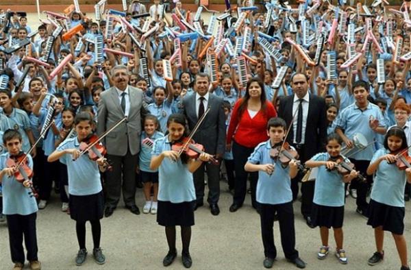 Nizip ilesinde ayn anda melodika alan 664 renci, Guinness Rekorlar Kitab&#8217;na girerek &#8221;Dnyann en kalabalk melodika korosu&#8221; olmaya hak kazandlar.