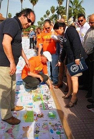 Adana Gney Rotary Kulb yeleri, Adana&#8217;da Portakal icei Karnaval&#8217;nda Japonya&#8217;ya ait dnyann &#8216;en byk bar resmi mozaii&#8217; rekorunu krd