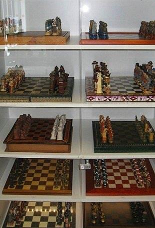 Akn Gkyay, 1975 ylndan bu yana yaklak 90 lkeden toplad 412 satran takmyla, Guinness Dnya Rekorlar&#8217;ndan sertifika ald.