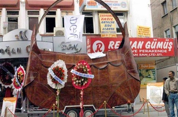 Konya&#8217;da bir anta firmas 6 metre 30 santimetre boyunda ve 900 kilo arlndaki dev anta ile Guinness'e girdi.