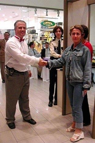 Bursa&#8217;da bulunan bir alveri merkezinin yneticileri 12 saatte 12 bin 972 mterinin elini skp, onlara &#8221;hogeldiniz&#8221; diyerek Guinness Rekorlar Kitab&#8217;na girmeye hak kazand