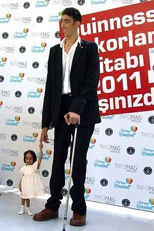 &#8216;&#8217;Dnyann en ksa kadn&#8217;&#8217; Elif Kocaman ile &#8221;Dnyann en uzun adam&#8221; Sultan Ksen, stanbul&#8217;da &#8221;Guinness Rekorlar Kitab 2011&#8221;n tantm iin bir araya geldi.