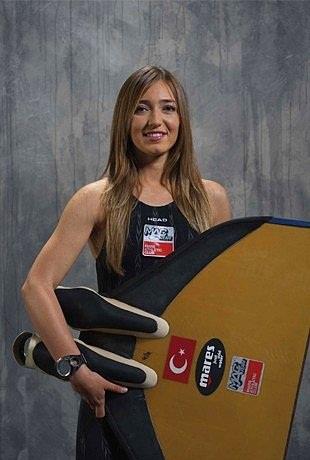 Avusturya&#8217;nn Weissensee Gl&#8217;nde buzun altndan 110 metrelik mesafeyi geerek buzalt yatay dal rekorunu kran ahika Ercmen, Guinness Rekorlar Kitab&#8217;na girdi.