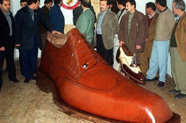 Konya&#8217;da ayakkab ustas Zahit Okurlar tarafndan imal edilen 455 numara ayakkab, dnyann en byk ayakkabs olarak Guinness Rekorlar Kitab&#8217;na girdi.