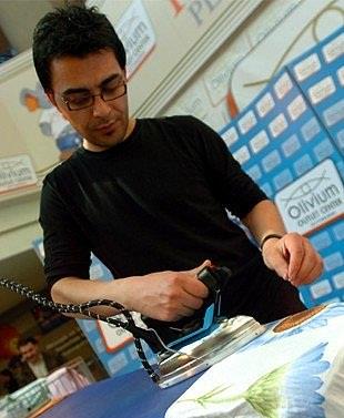 Guinness Rekorlar Kitab&#8217;na girmek iin bir alveri merkezinde t yapan Kemal Gkgl, 42 saat sonunda 464 para eya tleyerek rekorun sahibi oldu.