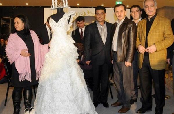 Baclar&#8217;da bir gelinlik firmasnca dikilen 45 bin 24 swarovski tal gelinlik, Guinness Rekorlar Kitab&#8217;na girdi.