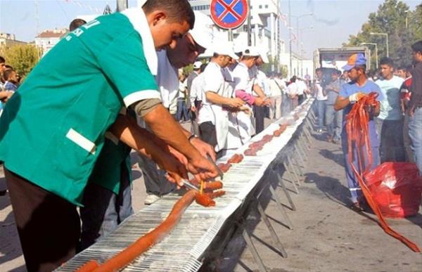 ABD&#8217;de 2010 ylnda dzenlenen Geleneksel Trk Festivali&#8217;nde Murat Aksu &#8216;&#8217;Dnyann en uzun i kebab&#8217;&#8217;n yaparak Guinness Rekorlar Kitab&#8217;na girmeye hak kazand.