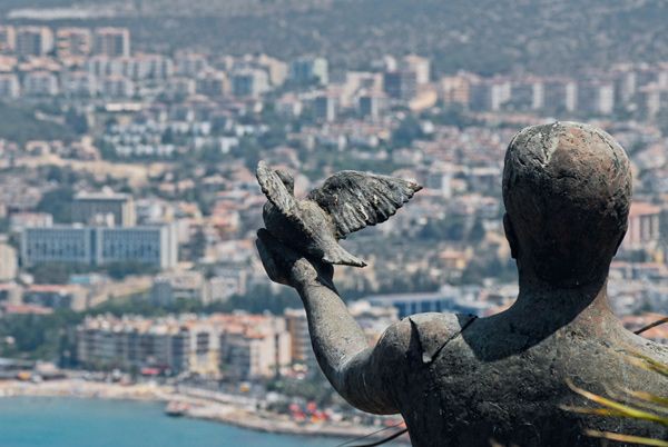 Ekonomik gelimilikte ilk onda yer alan Antalya, Denizli ve Tekirda ise bu gelimiliklerini sosyal ve evre boyutlarna tayamayan iller arasnda bulunuyor.