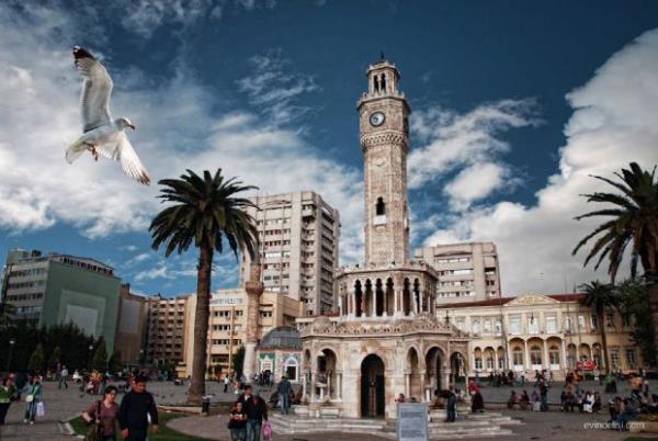 Yaar niversitesi retim yesi Prof. Dr. Ali Rza Karacan Trkiye&#8217;nin evre konusunda en kapsaml ders kitaplarndan birine imza att. Trkiye&#8217;nin eitli niversitelerinde okutulmak zere kaleme alnan kitapta yaam kalitesi ve evre performansyla zmir gz doldurdu. Kitaba gre, Trkiye&#8217;nin yaam kalitesi en yksek ilk 5 illeri arasnda zmir, Ankara, Antalya, Mula ve stanbul yer alyor.