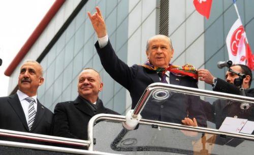 BAHEL: APO'YU DAM EDECEZ<br>  MHP lideri Devlet Baheli ise 1999 seimlerinde Erzurum mitingi srasnda, seim otobsnn stnden meydana ip atarak, 'Apo'yu idam edeceiz' vaadinde bulundu.