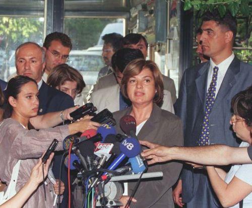 iller, 'Her mahalleye milyoner' vaadini zamanla daha da gelitirerek, 'Her mahallede 100 trilyoner', 'Her iftiye traktr'e kadar ilerletti. Tansu iller de "herkesi konut ve otomobil sahibi yapacaz" diyerek, 500 gnde 2 anahtar sz verdi. iller seim sylemlerini ssleyen vaatleri arasnda ise sadece yeil kart yaama geirebildi.