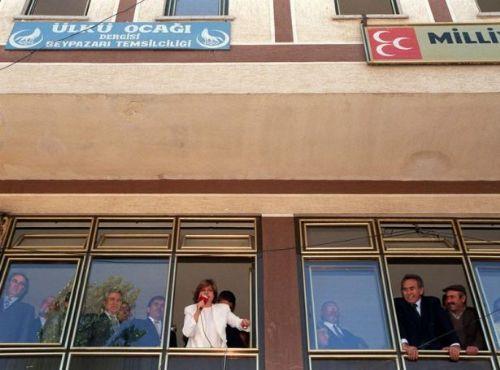 7 Haziran'da yaplacak seimler ncesi aklad seim beyannamesinde yer alan, 'Asgari creti bin 500 TL'ye karacaz' , 'Her emekliye ylda iki ikramiye vereceiz' , 'Mazotu 1.5 lira yapacaz' , 'Kredi kart faiz borlarn sileceiz' eklindeki aklamalar nl politikaclarn unutulmayan seim vaatlerini hatrlatt. Gemie dnp baktmzda, bugnknden ok daha renkli vaatlere rastlamak mmkn. te dnden bugne siyasilerin unutulmayan seim vaatleri: