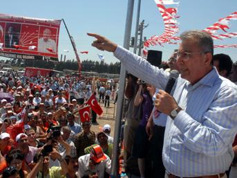 rnein CHP eski Genel Bakan Deniz Baykal'n, 'Cumhuriyet yryleri, Cumhuriyet elden gidiyor, Laiklik yklyor, rejimin temelleri sarslyor, yaknda ran'a dneceiz, askerler gidiattan ok rahatsz" sylemleri olmutu. Baykal'n bu sylemlerine halk itibar etmedi ve 2002 seimlerinde Ak Parti'yi iktidara tad. imdi ise CHP Genel Bakan Kemal Kldarolu'nun vaatleri tartlyor.