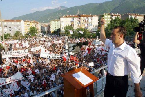 Ksack siyasi hayatna yzlerce vaat sdran Cem Uzan'n, 'mazotun 1 YTL olacak' , 'niversite snav kalkacak' vaatleri kolay unutulacaa benzemiyor.