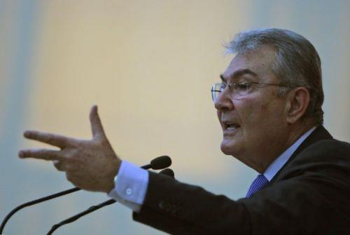 BAYKAL VE KILIDAROLU: 600 TL MAA, 6 AY ASKERLK<br>  CHP'nin eski Genel Bakan Deniz Baykal, 2002 seimlerine niversiteye giri snavlarn kaldrma ve 1 milyon isize i sz ile girmiti.