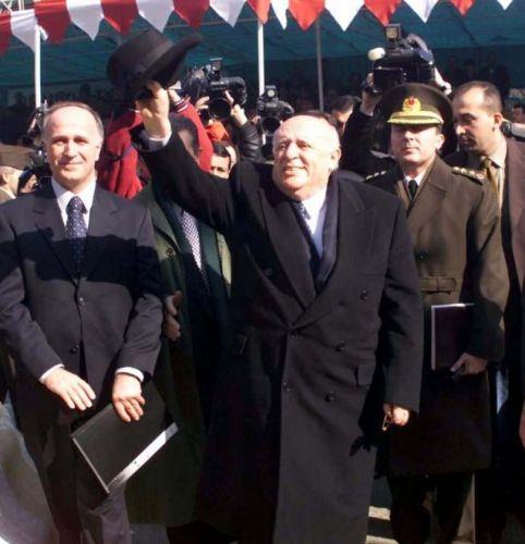 DEMREL: NE VERRLERSE BENDEN 5 FAZLASI   <br>  Kendine has uslubu ile Trk siyasi hayatna damgasn vuran Sleyman Demirel seim vaatlerinde de tartmasz bir numara. Yasaklar sonras yeniden siyasete dnd 1991 seimlerinde, 'Kim ne veriyorsa be lira fazlasn vereceim' sz ile hafzalara kaznan Demirel, ekonomiyi 500 gnde dzle karma sz verdi.