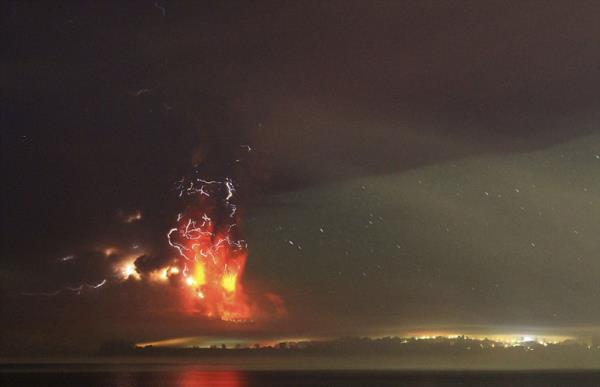 500 aktif yanarda bulunan ili&#8217;de geen ay da Pucon kenti yaknlarnda bulunan Villarrica volkan lav pskrtmt.